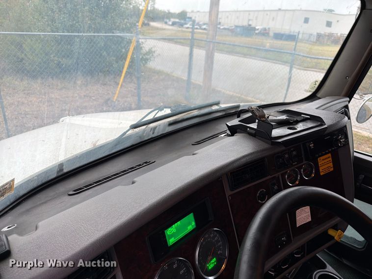 image for item FG0811 2015 Kenworth T370 box truck