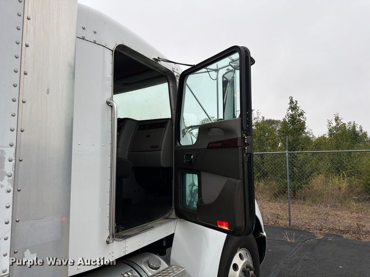 image for item FG0811 2015 Kenworth T370 box truck