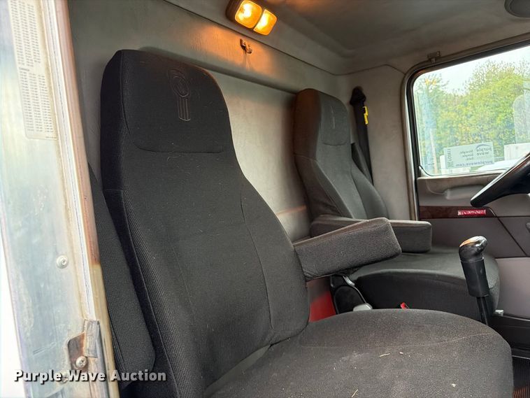 image for item FG0811 2015 Kenworth T370 box truck