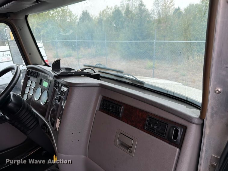 image for item FG0811 2015 Kenworth T370 box truck