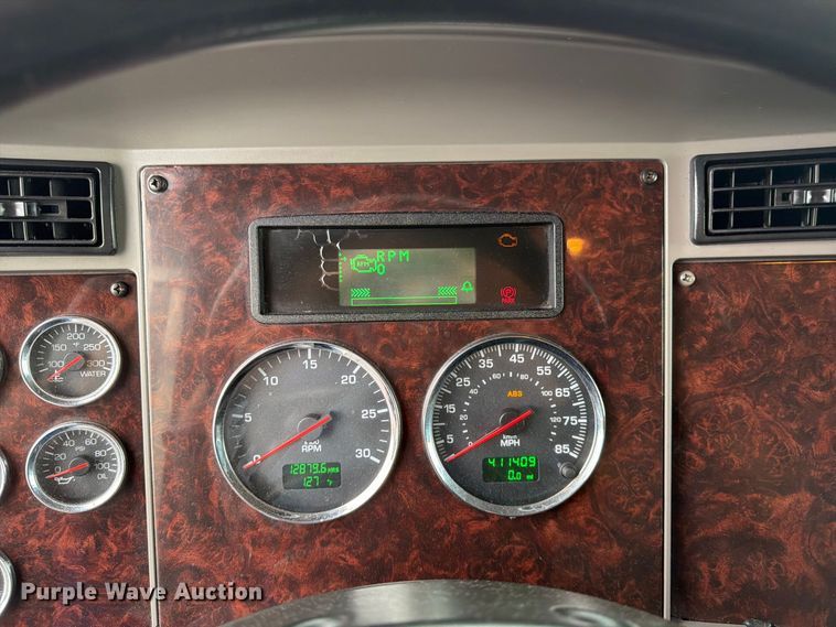 image for item FG0811 2015 Kenworth T370 box truck