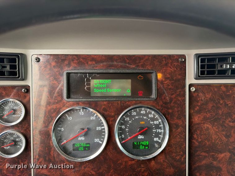 image for item FG0811 2015 Kenworth T370 box truck