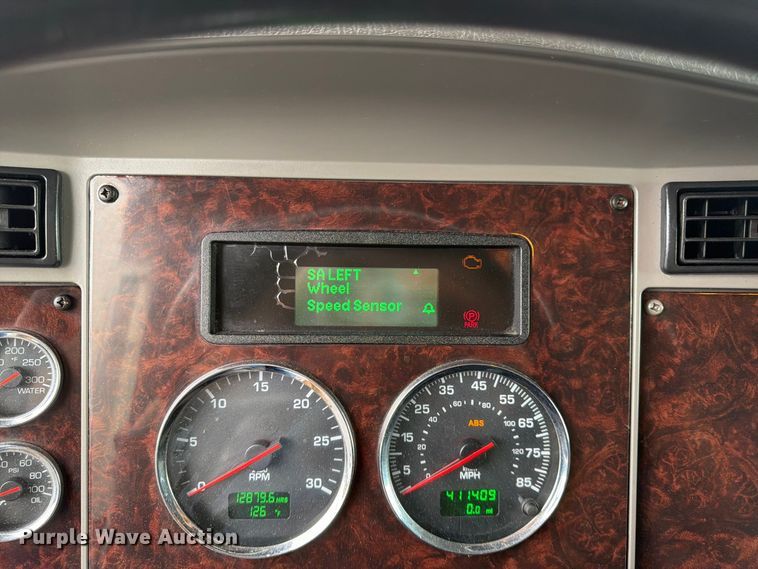 image for item FG0811 2015 Kenworth T370 box truck