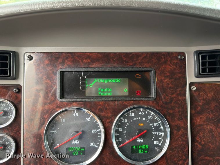 image for item FG0811 2015 Kenworth T370 box truck