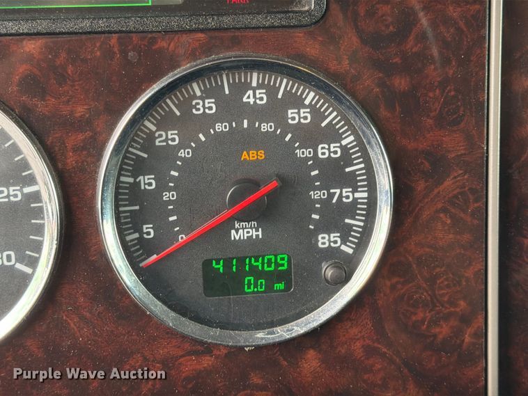 image for item FG0811 2015 Kenworth T370 box truck