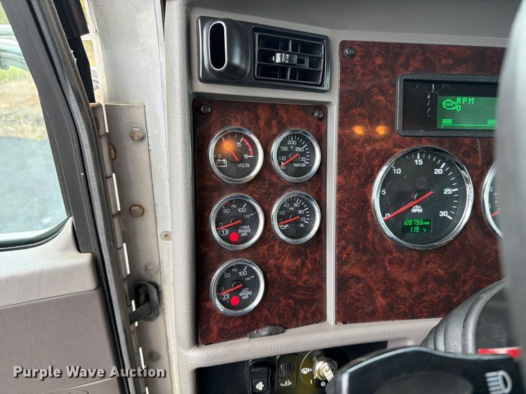 image for item FG0811 2015 Kenworth T370 box truck