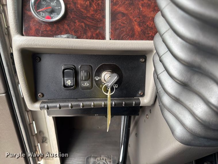 image for item FG0811 2015 Kenworth T370 box truck