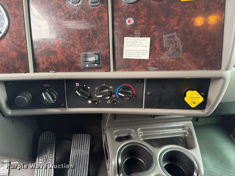 image for item FG0811 2015 Kenworth T370 box truck