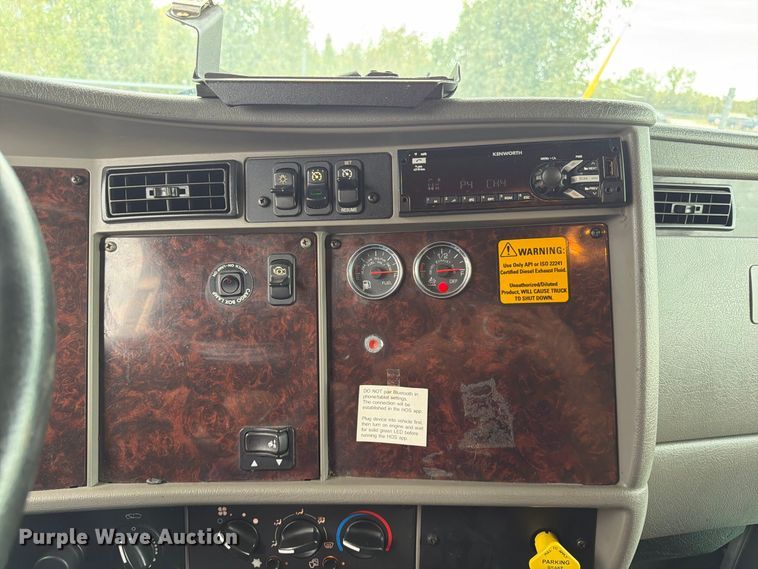image for item FG0811 2015 Kenworth T370 box truck