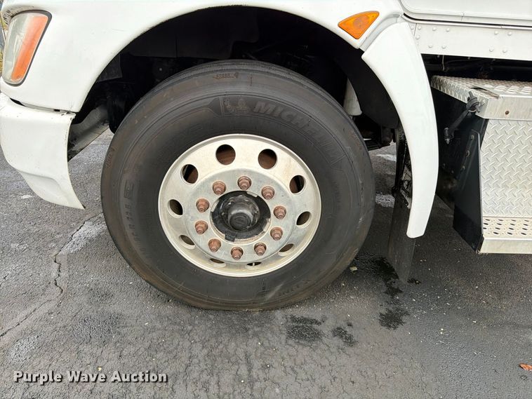 image for item FG0811 2015 Kenworth T370 box truck