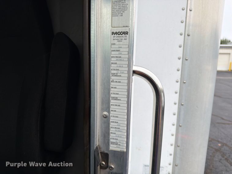 image for item FG0811 2015 Kenworth T370 box truck