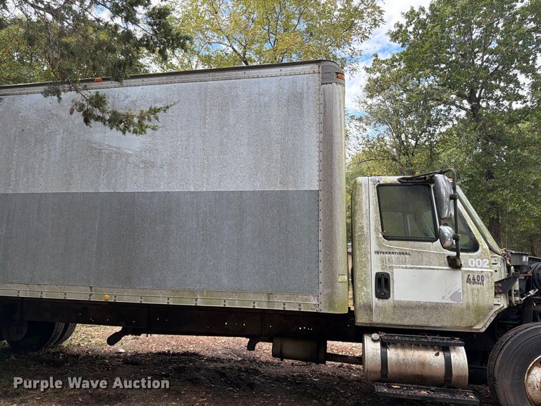 image for item FG0816 2002 International 4400 box truck