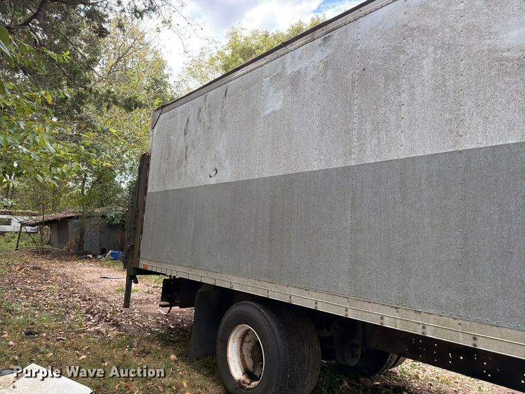image for item FG0816 2002 International 4400 box truck