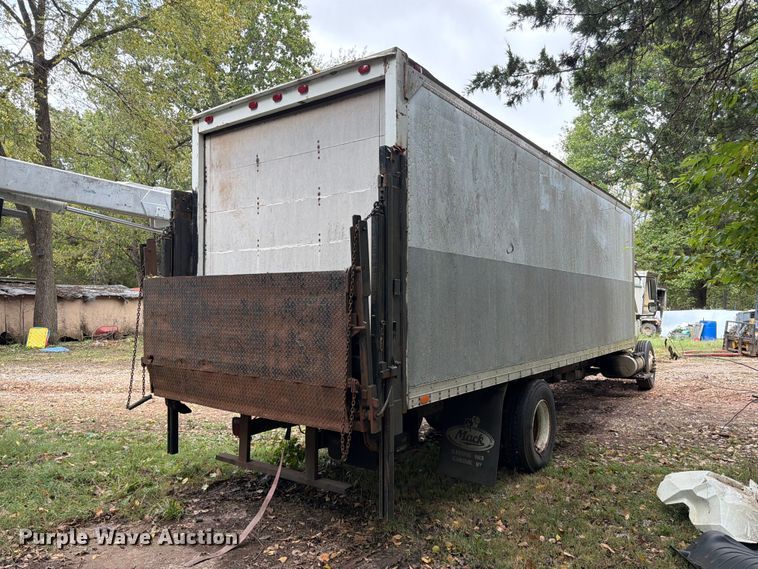 image for item FG0816 2002 International 4400 box truck