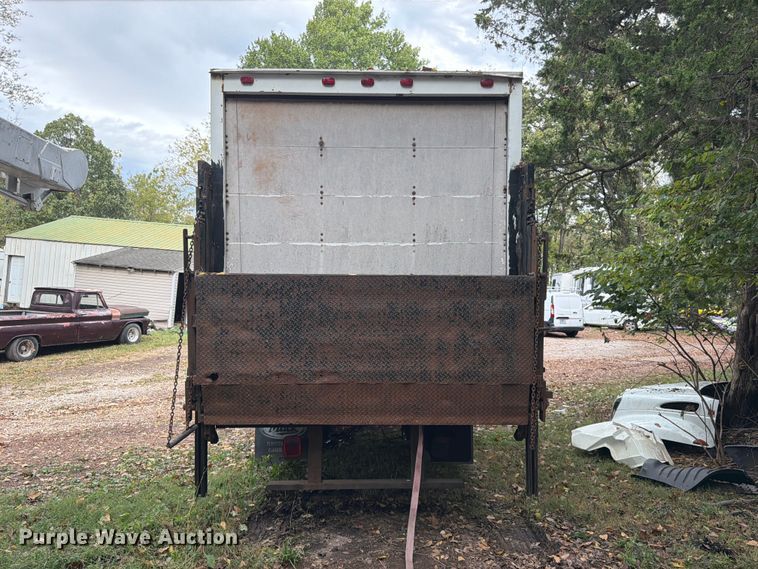 image for item FG0816 2002 International 4400 box truck