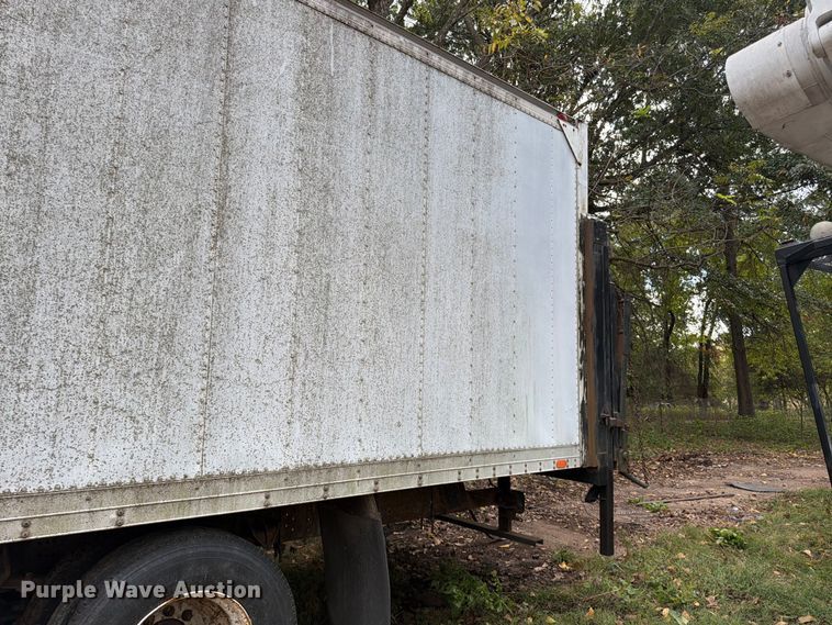 image for item FG0816 2002 International 4400 box truck