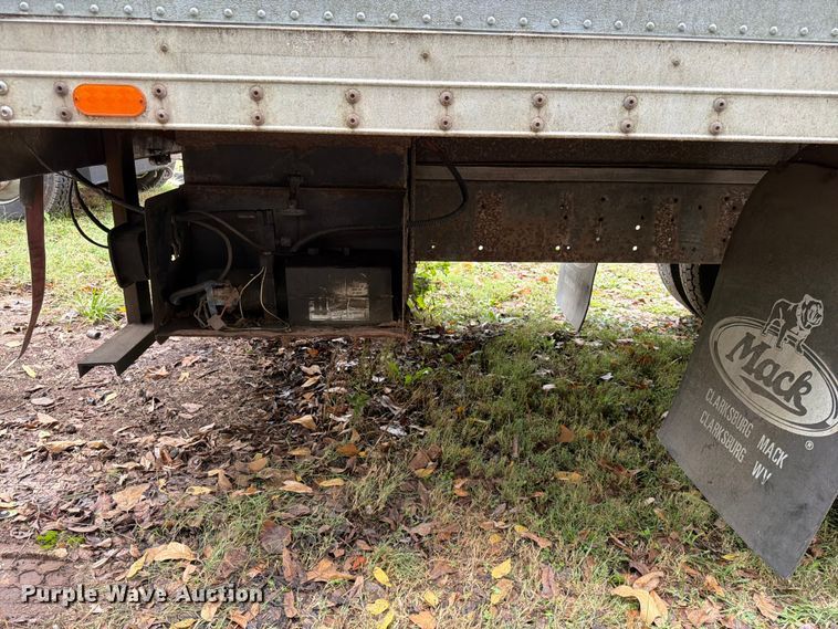 image for item FG0816 2002 International 4400 box truck