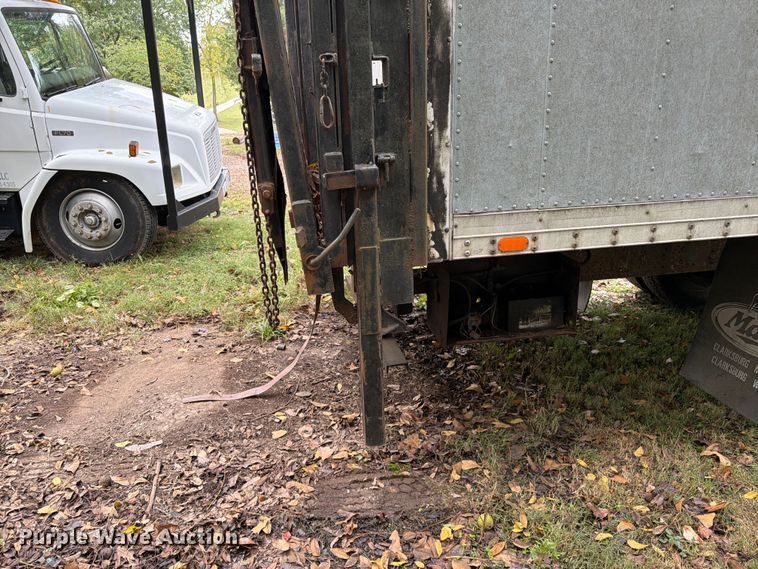 image for item FG0816 2002 International 4400 box truck
