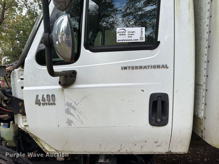 image for item FG0816 2002 International 4400 box truck
