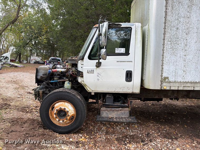 image for item FG0816 2002 International 4400 box truck