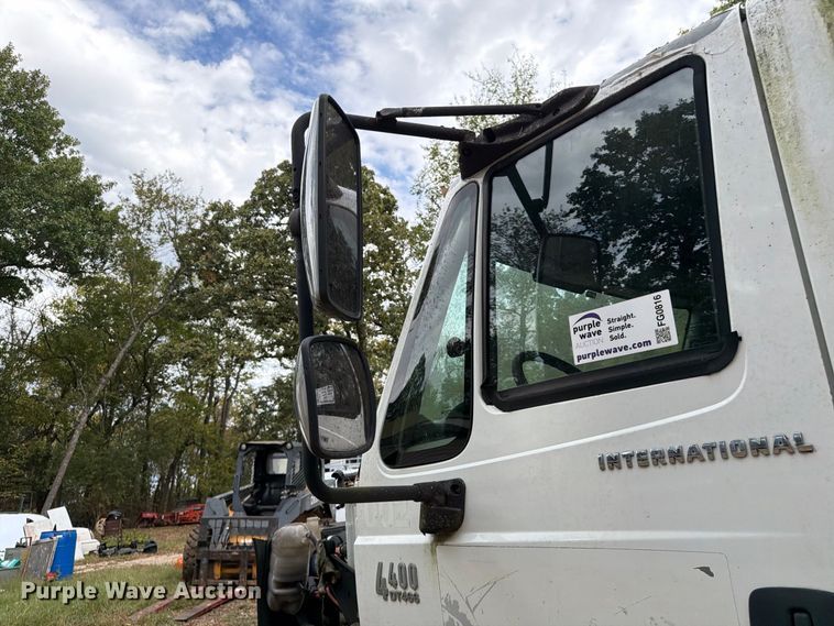 image for item FG0816 2002 International 4400 box truck