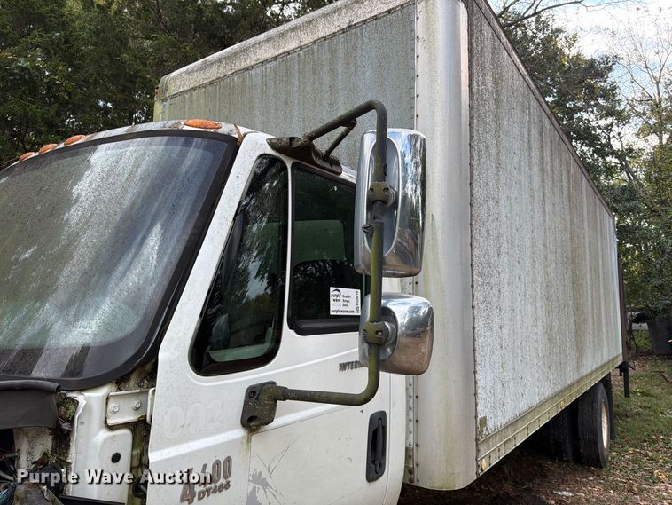 image for item FG0816 2002 International 4400 box truck