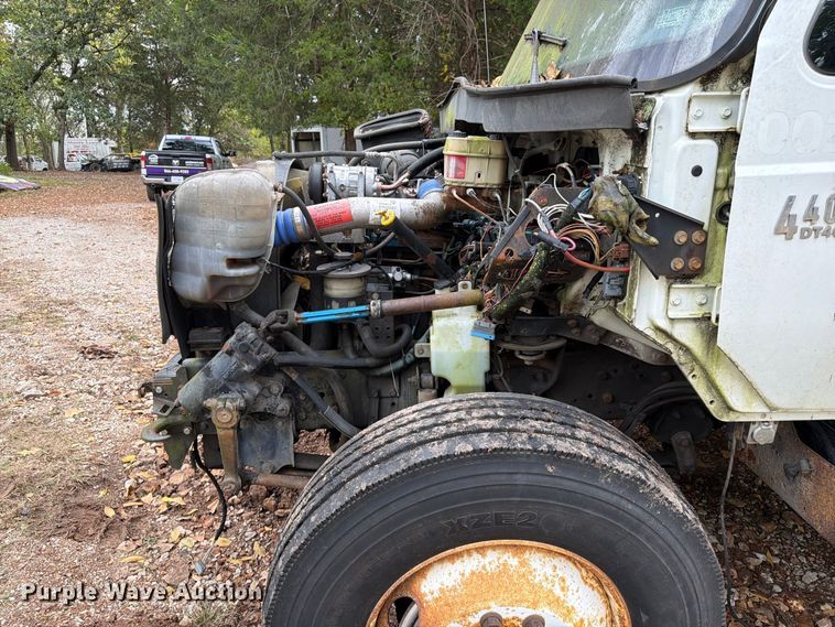 image for item FG0816 2002 International 4400 box truck