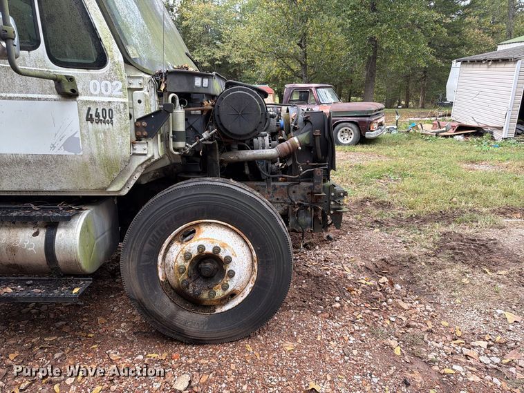image for item FG0816 2002 International 4400 box truck