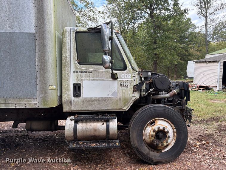image for item FG0816 2002 International 4400 box truck