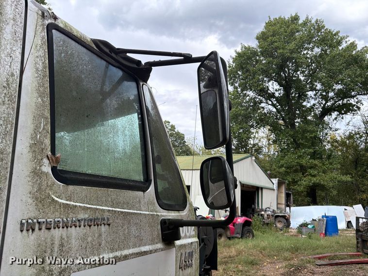 image for item FG0816 2002 International 4400 box truck