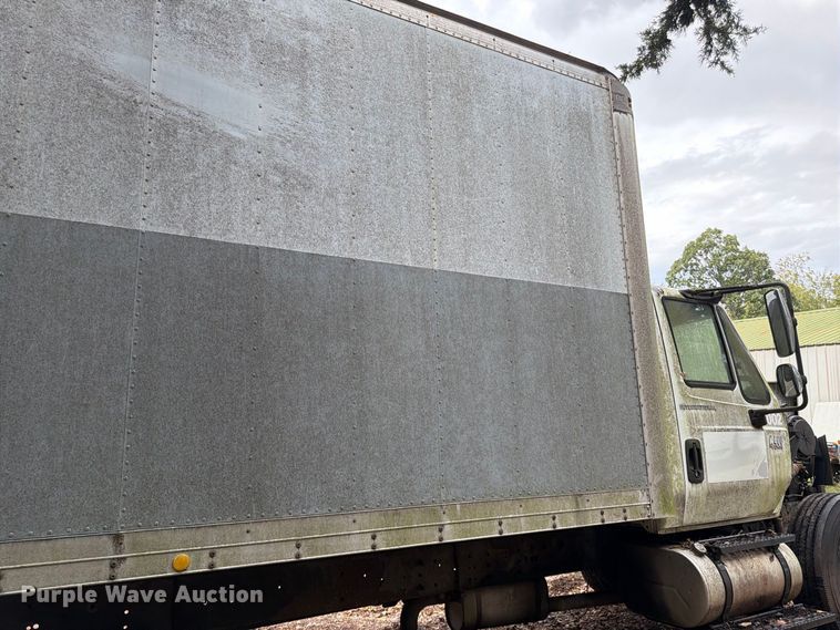 image for item FG0816 2002 International 4400 box truck
