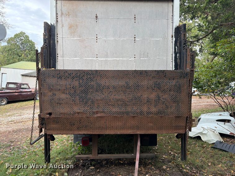 image for item FG0816 2002 International 4400 box truck