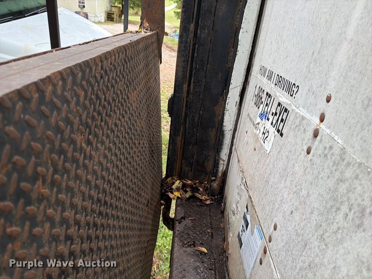 image for item FG0816 2002 International 4400 box truck