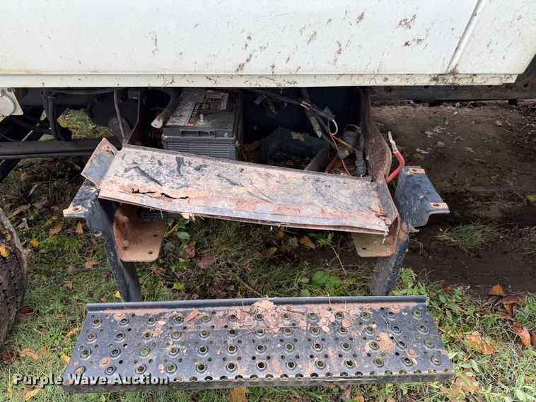 image for item FG0816 2002 International 4400 box truck