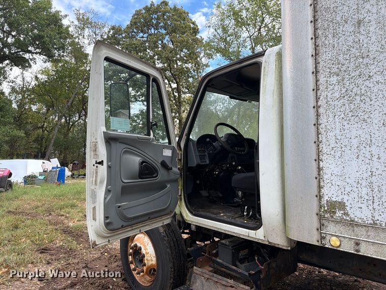 image for item FG0816 2002 International 4400 box truck