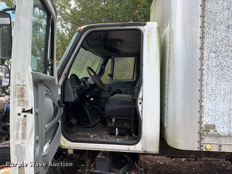 image for item FG0816 2002 International 4400 box truck