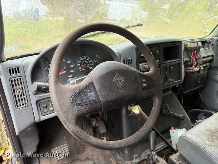 image for item FG0816 2002 International 4400 box truck