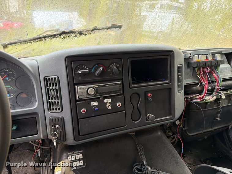 image for item FG0816 2002 International 4400 box truck
