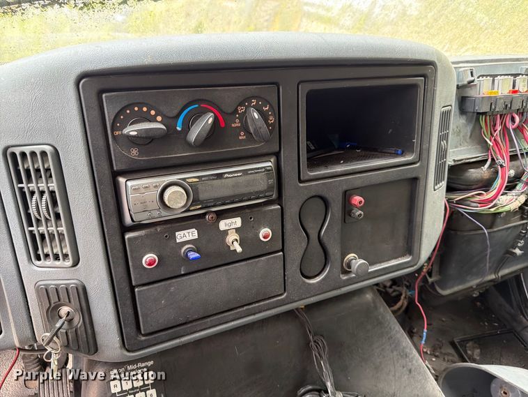 image for item FG0816 2002 International 4400 box truck