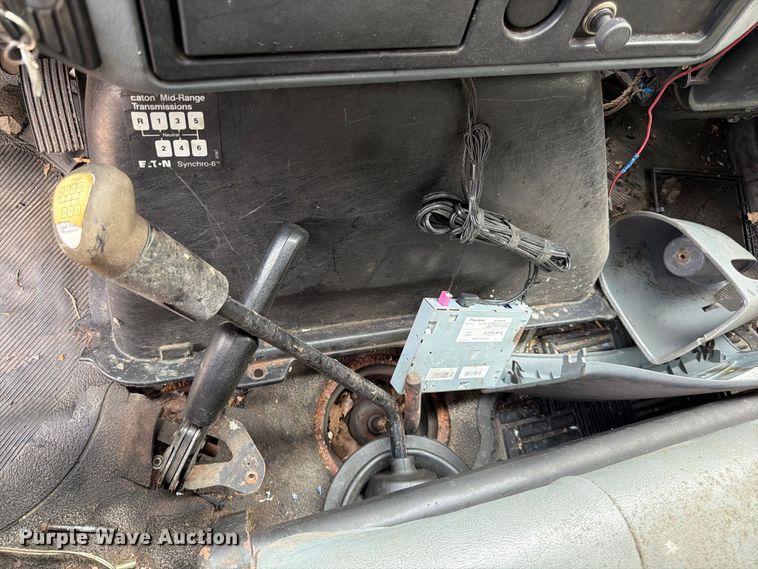 image for item FG0816 2002 International 4400 box truck