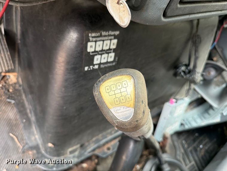 image for item FG0816 2002 International 4400 box truck