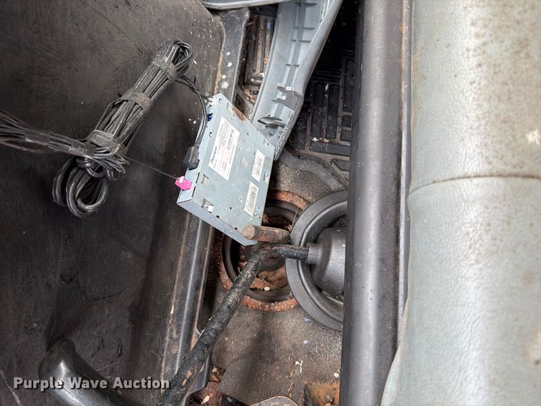 image for item FG0816 2002 International 4400 box truck