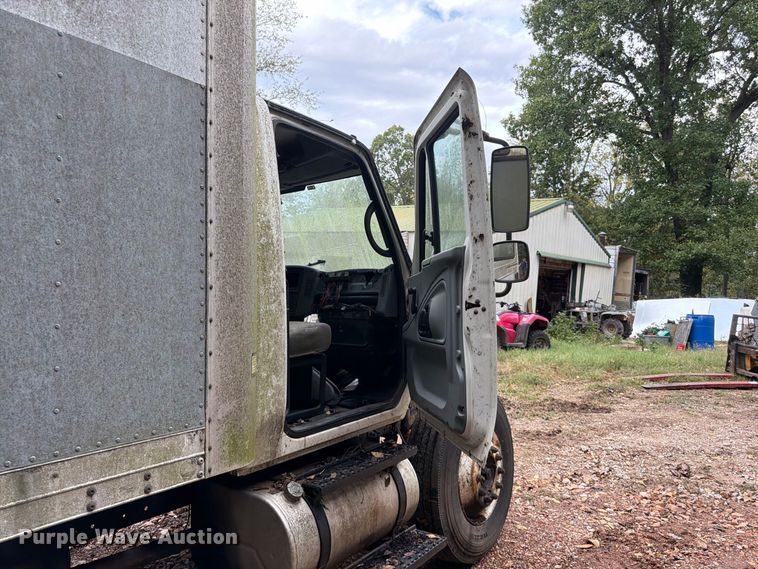 image for item FG0816 2002 International 4400 box truck