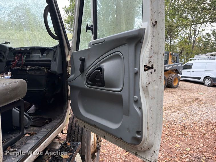 image for item FG0816 2002 International 4400 box truck