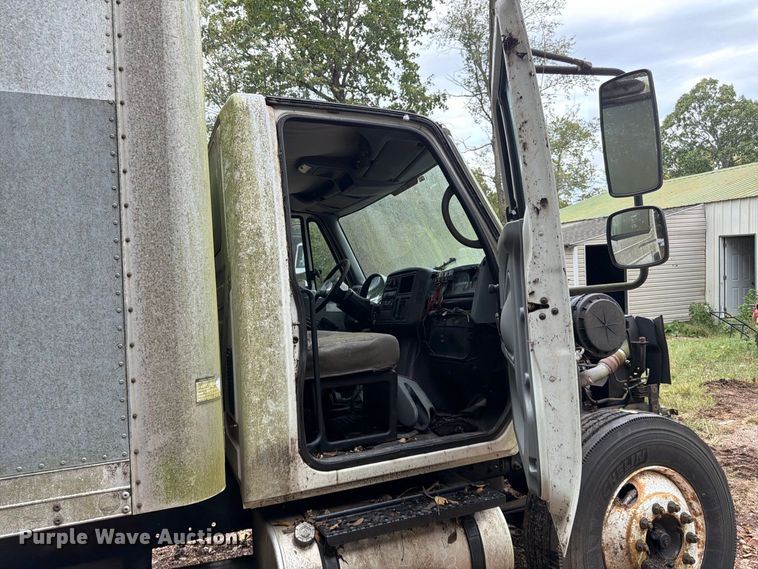 image for item FG0816 2002 International 4400 box truck