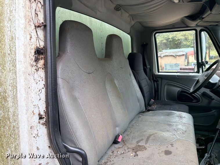 image for item FG0816 2002 International 4400 box truck