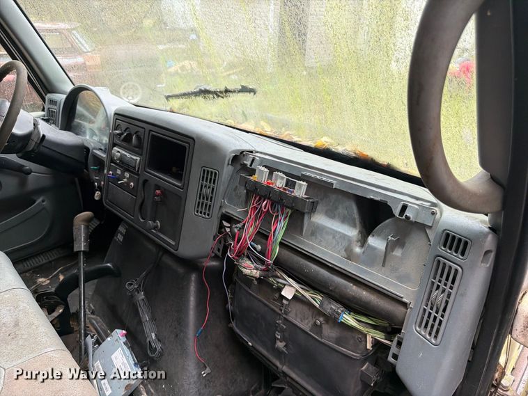 image for item FG0816 2002 International 4400 box truck