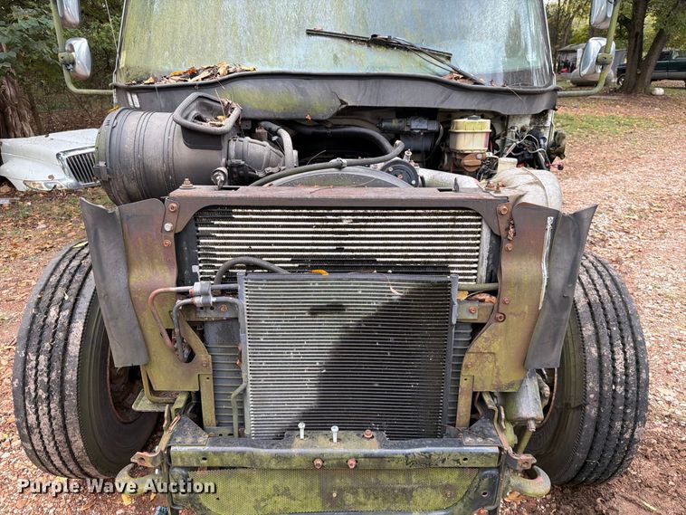 image for item FG0816 2002 International 4400 box truck