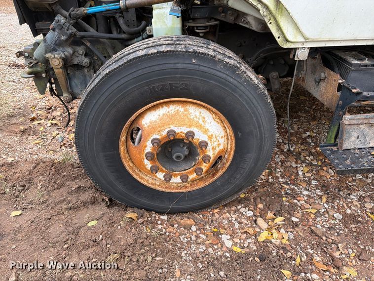 image for item FG0816 2002 International 4400 box truck