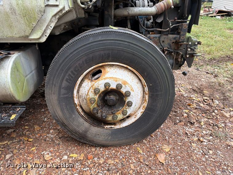 image for item FG0816 2002 International 4400 box truck